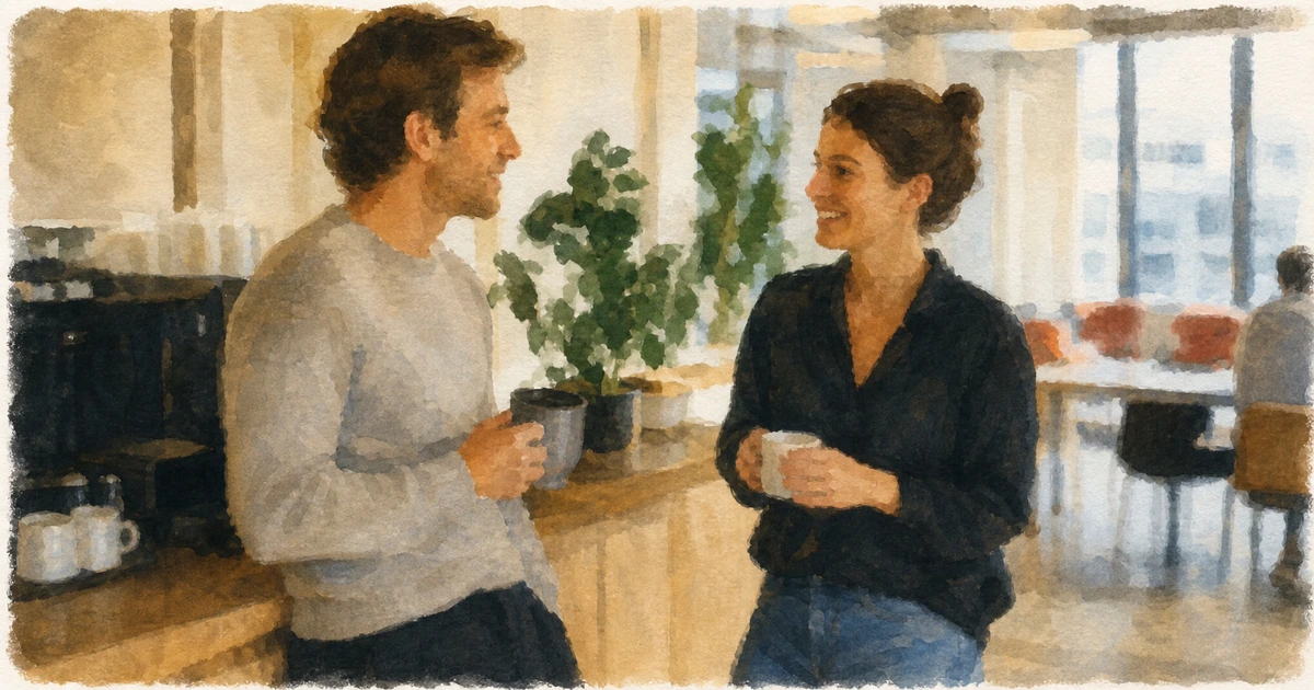 Échange informel autour d'un café dans un espace commun de bureau — l'accueil comme moment vécu en immobilier tertiaire