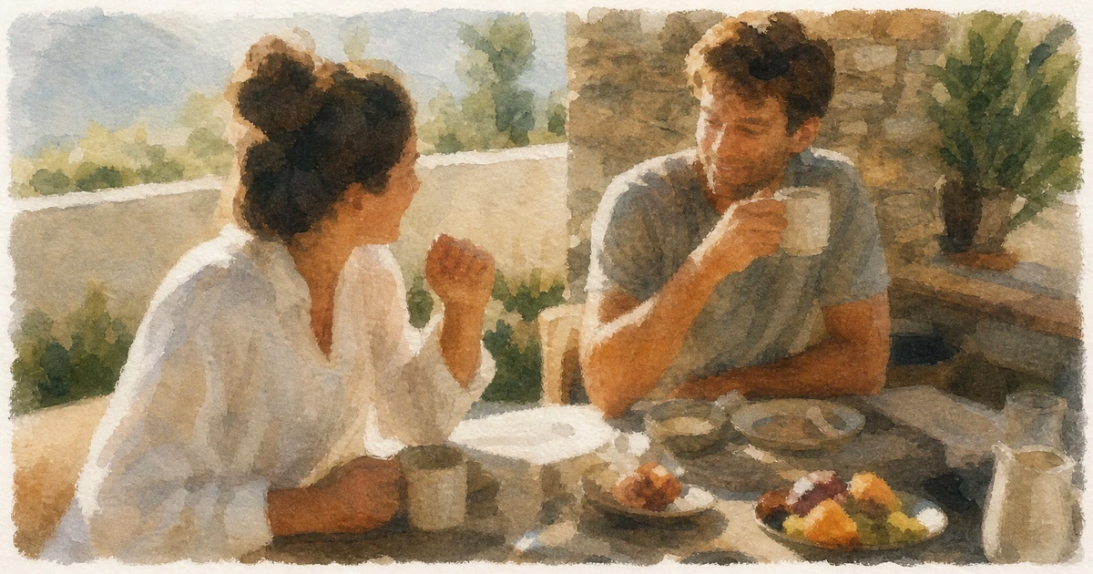 Moment de convivialité en terrasse au petit-déjeuner — l'expérience hôtelière racontée par ses instants vécus